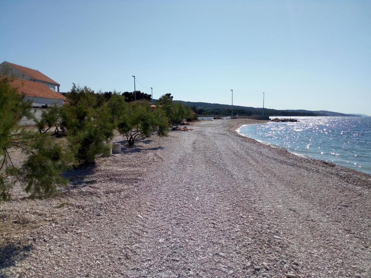 Apartments Zvonimir,Place By The Sea Mirca  Exterior photo