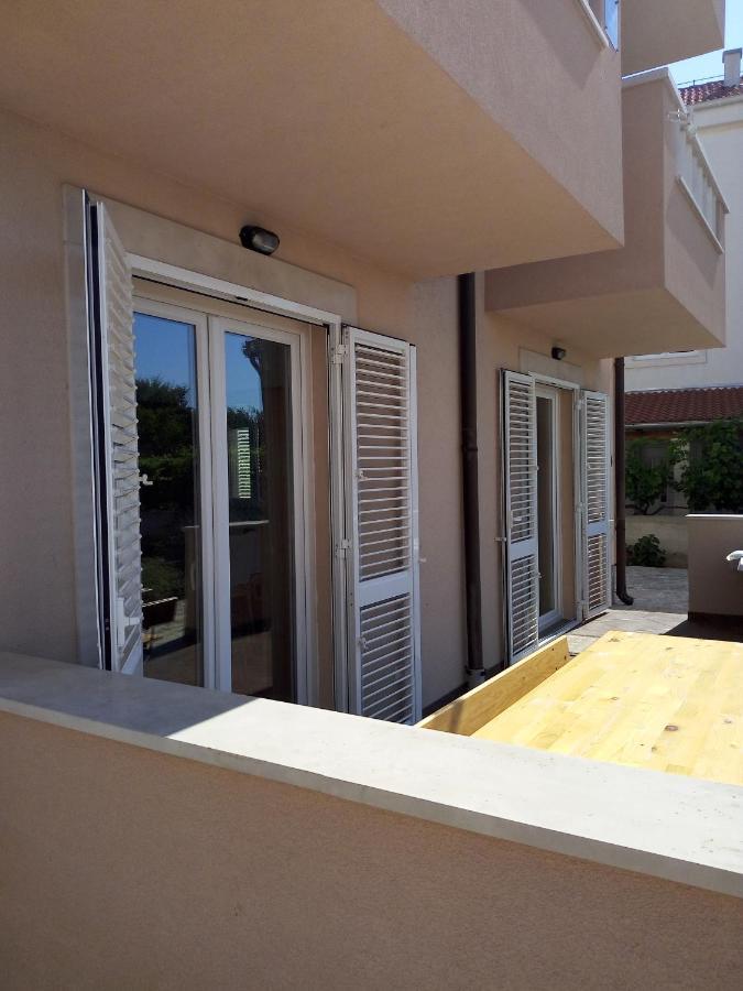 Apartments Zvonimir,Place By The Sea Mirca  Exterior photo