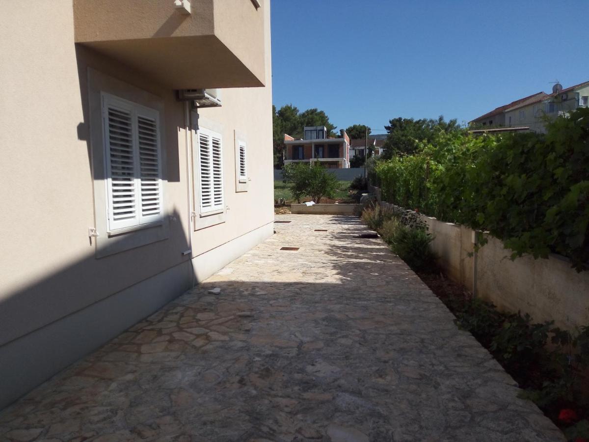 Apartments Zvonimir,Place By The Sea Mirca  Exterior photo