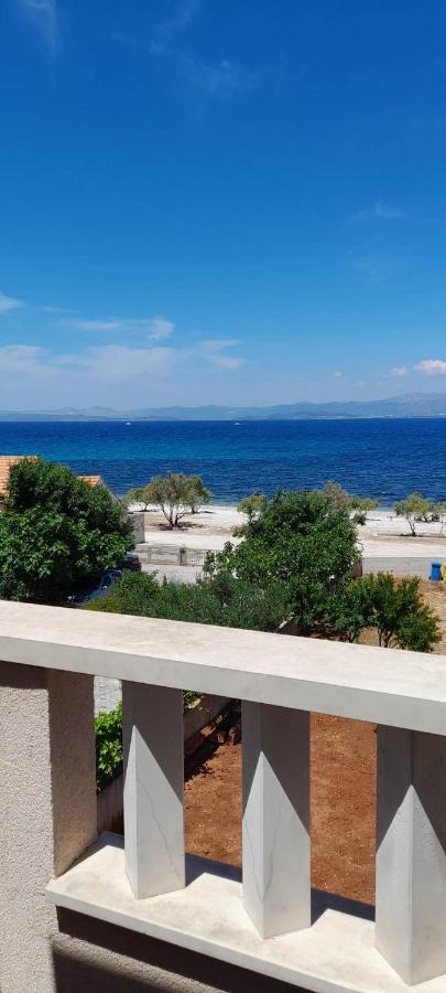 Apartments Zvonimir,Place By The Sea Mirca  Exterior photo