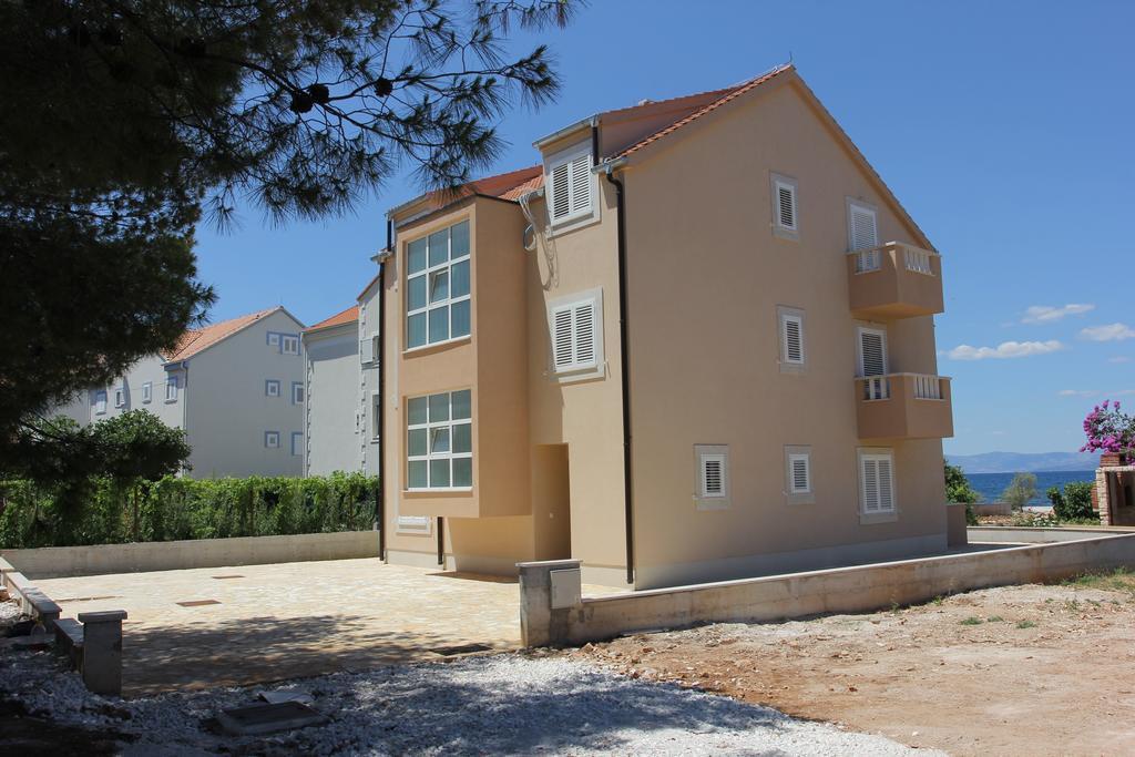 Apartments Zvonimir,Place By The Sea Mirca  Exterior photo